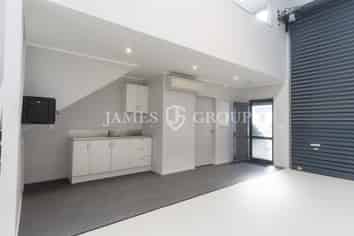 Immaculate High Stud Warehouse & Office