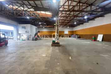 800m² High Stud Warehouse | 3 x Roller Doors