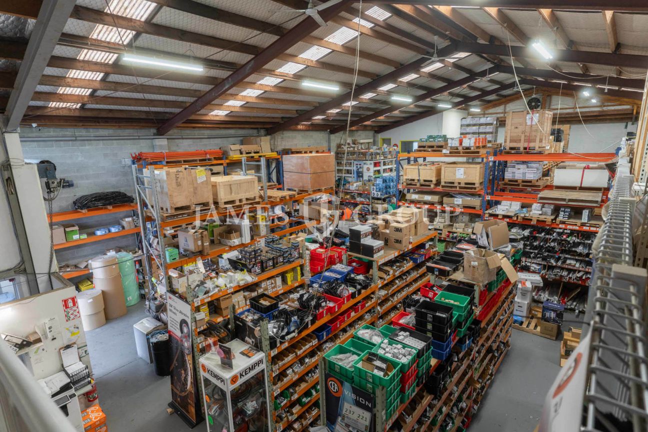 727m² High Profile Patiki Warehouse + Yard - Ansicht 3