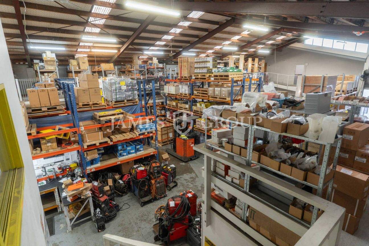 727m² High Profile Patiki Warehouse + Yard - Mehr