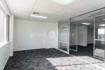 CHARMING 119M² OFFICE IN EPSOM WITH NATURAL LIGHT