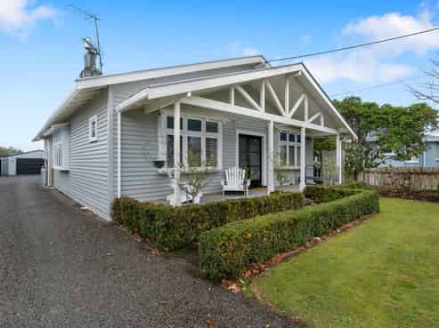 19 Clifton Avenue, Carterton