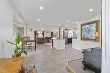 779 Makuri Road, Toko