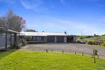 779 Makuri Road, Toko