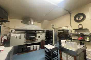 Iconic Bakery in Pt Chev | Available now