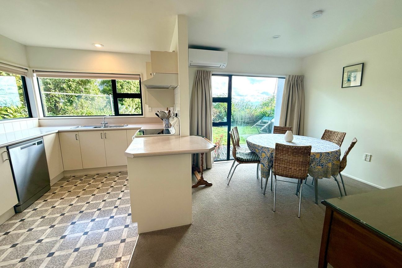 FULLY FURNISHED SPACIOUS TOWNHOUSE IN PRIME HILLTOP LOCATION! - More