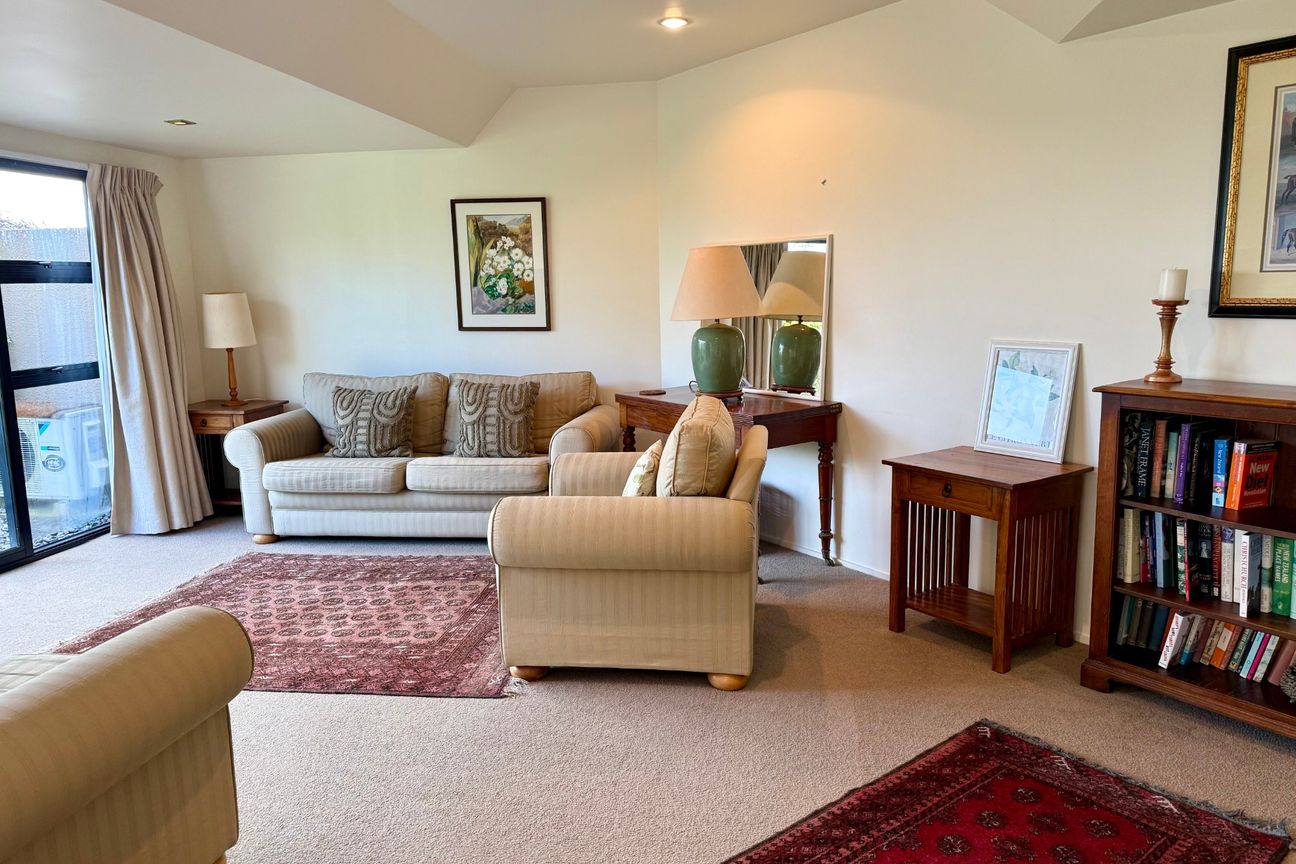 FULLY FURNISHED SPACIOUS TOWNHOUSE IN PRIME HILLTOP LOCATION! - View 6