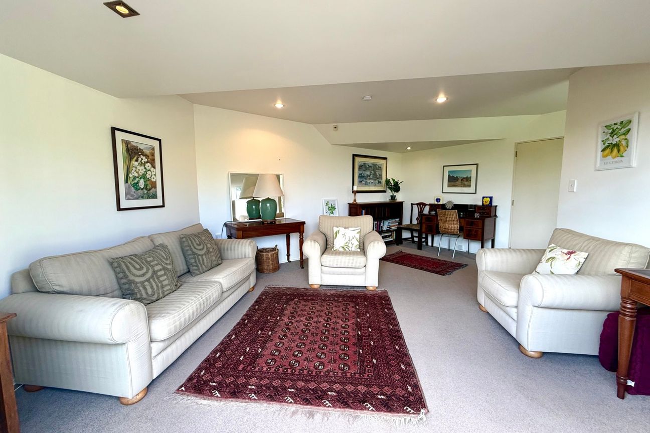 FULLY FURNISHED SPACIOUS TOWNHOUSE IN PRIME HILLTOP LOCATION! - View 5