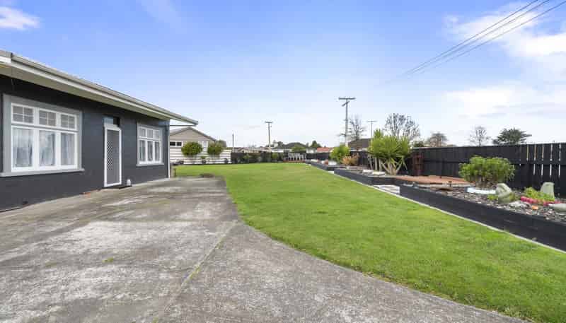 32 Flower Street, Bulls