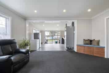 32 Flower Street, Bulls