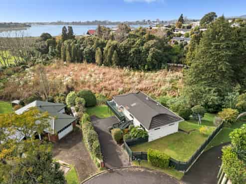 18 Waikareao Way, Brookfield