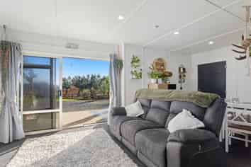 1377G Manawahe Road, Manawahe