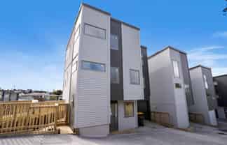 4/11 Celeste Place, Totara Vale