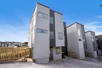 4/11 Celeste Place, Totara Vale