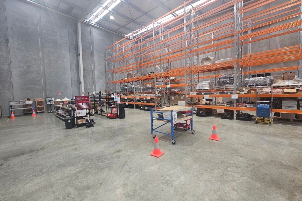 Centrally Located Warehouse - Near New! - Vaade 2