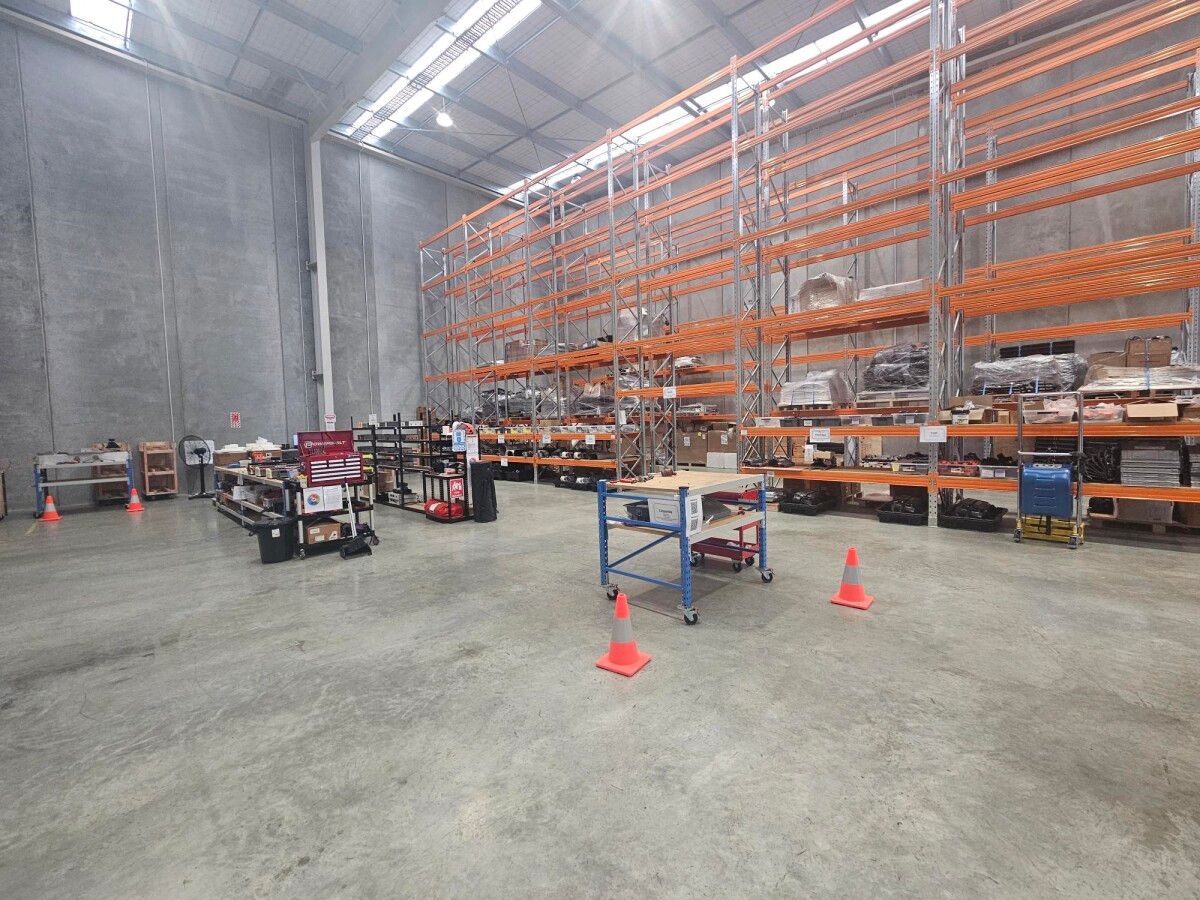 Centrally Located Warehouse - Near New! - Ansicht 2