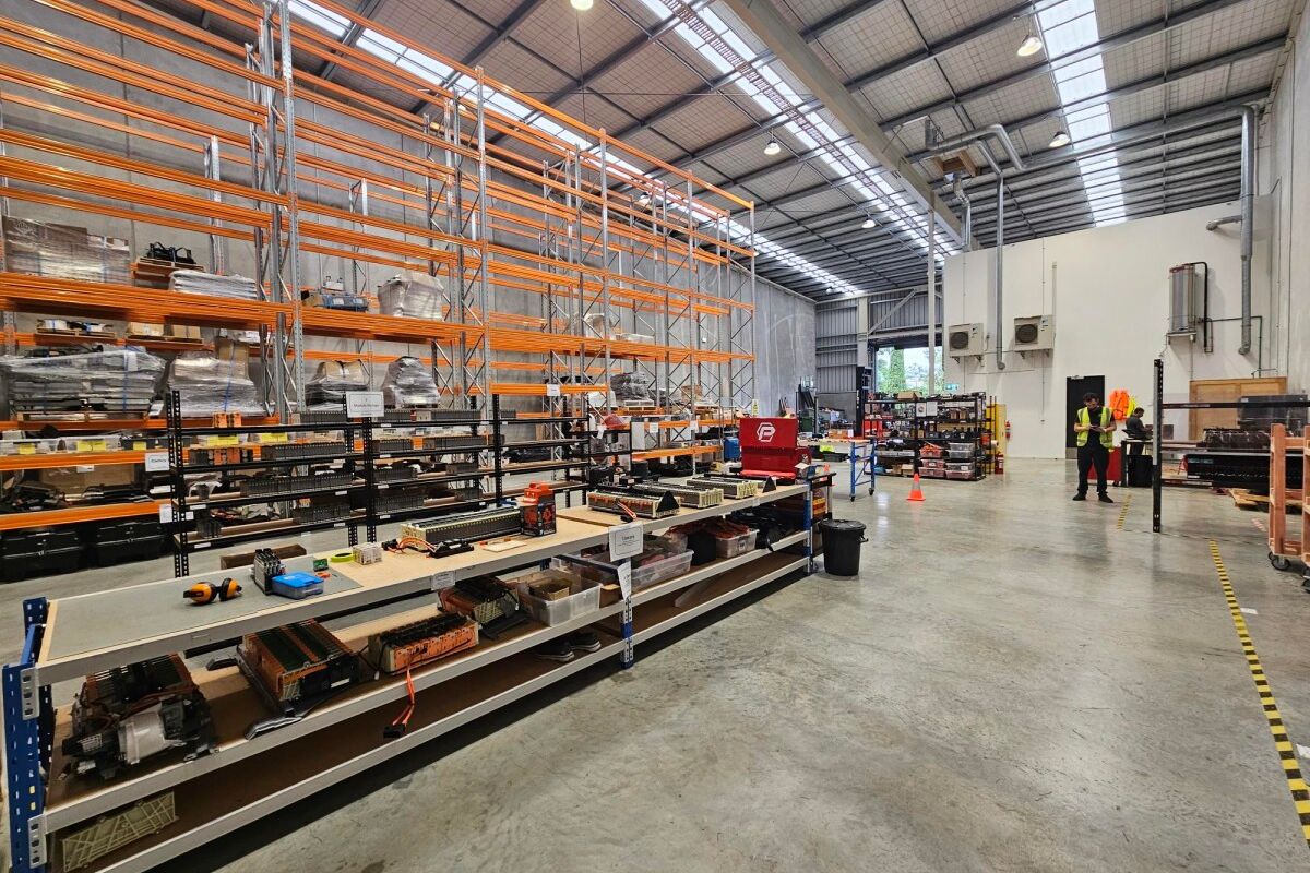 Centrally Located Warehouse - Near New! - Vaade 3