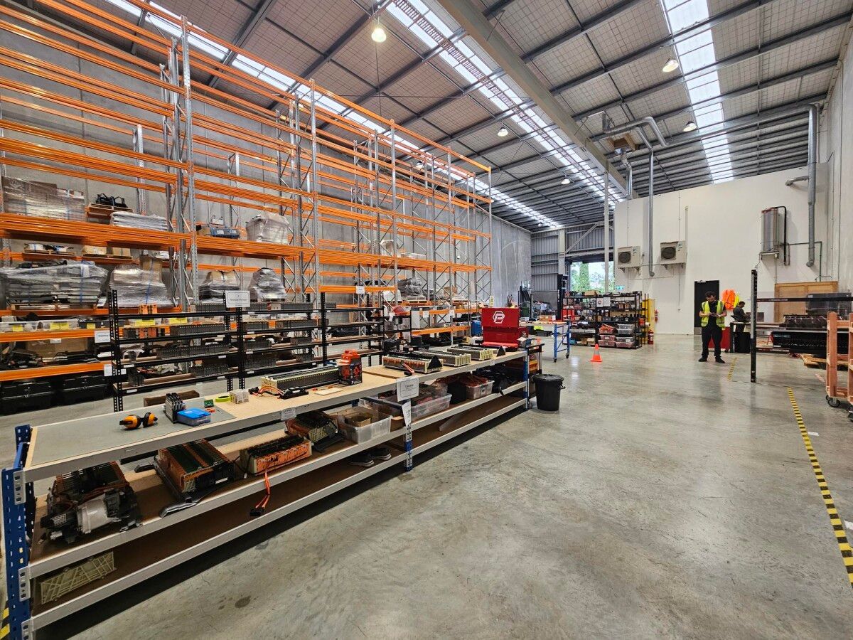 Centrally Located Warehouse - Near New! - Ansicht 3