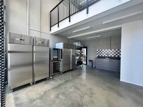 FUNCTIONAL 62M² WAREHOUSE WITH THREE CAR PARKS
