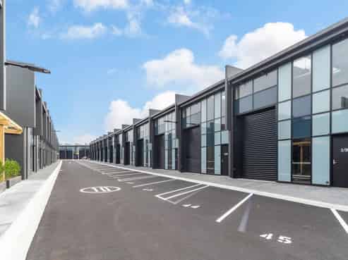 FUNCTIONAL 62M² WAREHOUSE WITH THREE CAR PARKS
