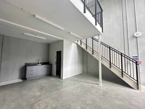 FUNCTIONAL 62M² WAREHOUSE WITH THREE CAR PARKS
