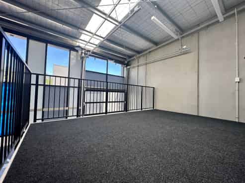 FUNCTIONAL 62M² WAREHOUSE WITH THREE CAR PARKS
