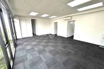 AFFORDABLE TIDY OFFICE WITH GREAT FRONTAGE