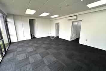 AFFORDABLE TIDY OFFICE WITH GREAT FRONTAGE
