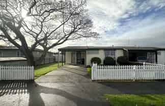 77 Botanical Road, Takaro