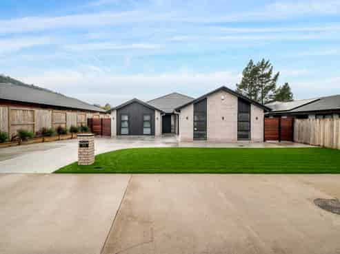 11 Lloyd Crescent, Pukehangi