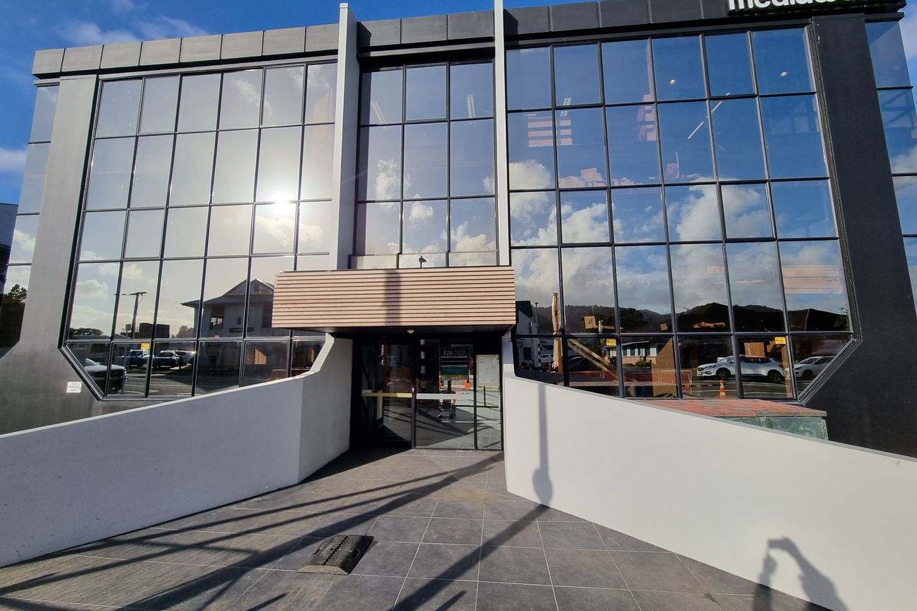 Refurbished Building on Bustling Bank – pohled 4
