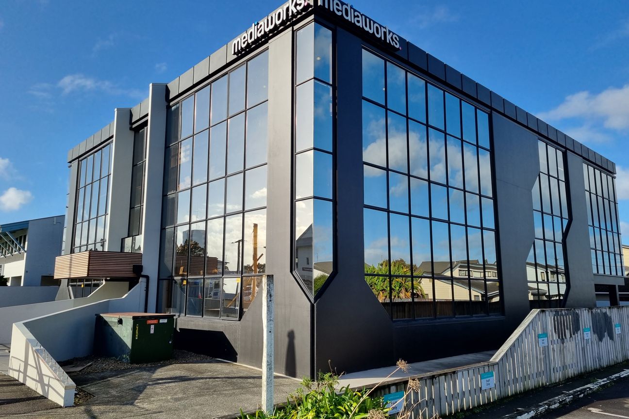Refurbished Building on Bustling Bank – pohled 3