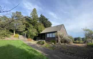 Office comfort – a Lockwood classic for lease!
