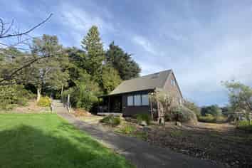 Office comfort – a Lockwood classic for lease!