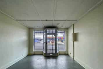 RETAIL NEAR KINGSLAND AND TRAIN STATION
