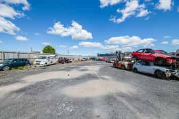 Industrial Space/Yard - Vacant Possession!