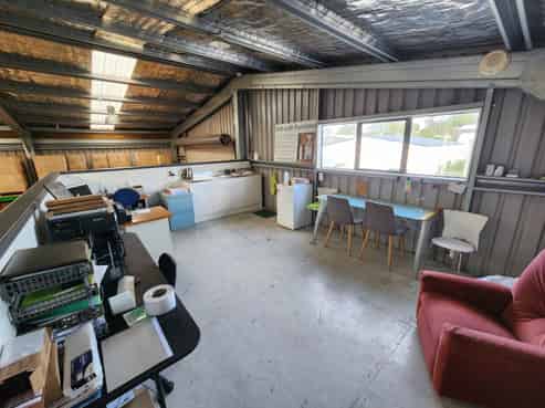 Large Office and Warehouse/Workshop 
