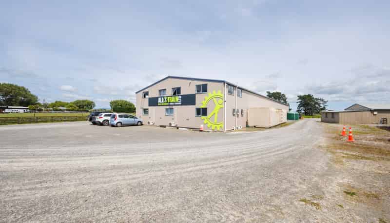 8 Green Road, Awahuri