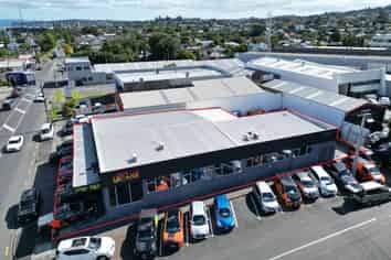 410M² BUILDING ON CORNER SITE
