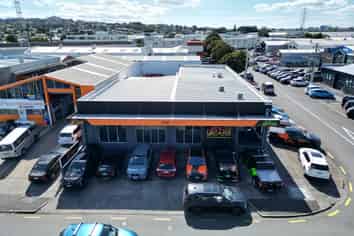 410M² BUILDING ON CORNER SITE
