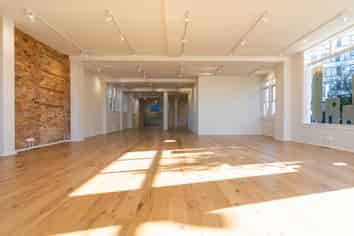 OPEN PLAN SHOWROOM RETAIL
