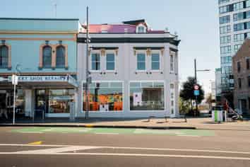 OPEN PLAN SHOWROOM RETAIL

