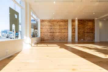 OPEN PLAN SHOWROOM RETAIL
