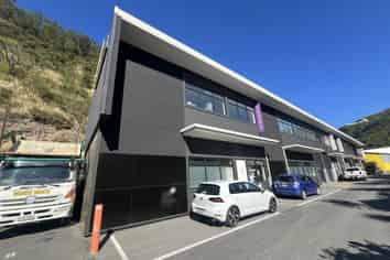High-stud 320sqm warehouse with mezzanine 