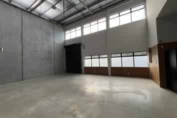 High-stud 320sqm warehouse with mezzanine 