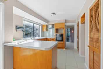 7 Meadowland Drive, Somerville