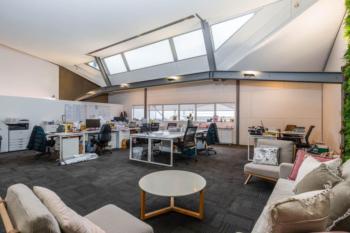 Smart Out-of-Town Office - More