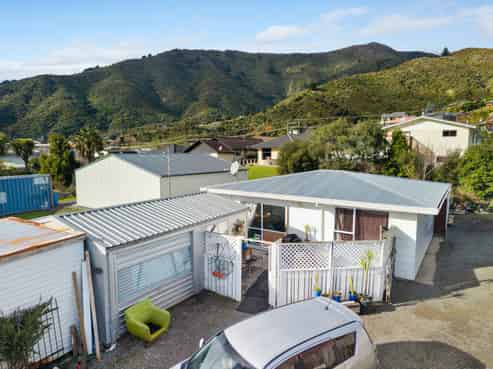 25 Moana View Road, Waikawa