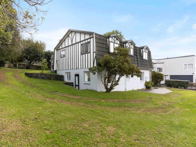 53 Heron Avenue East, Matua