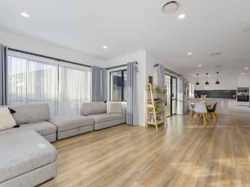 33 Johns Creek Crescent, Silverdale